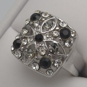 ✨2/$10✨ Silver and Black Gemstone Ring Size 8